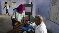 Para pemilih mulai mengantri di TPS beberapa jam sebelum mereka diizinkan masuk pada pukul 7 pagi waktu setempat. AP/Manish Swarup