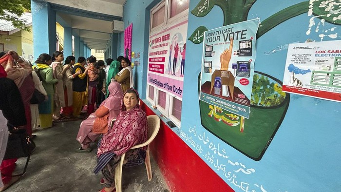 Women wait up to cast their votes during the first round of polling of India’s national election in Doda district, Jammu and Kashmir, India, Friday, April 19, 2024. (AP Photo/Channi Anand)