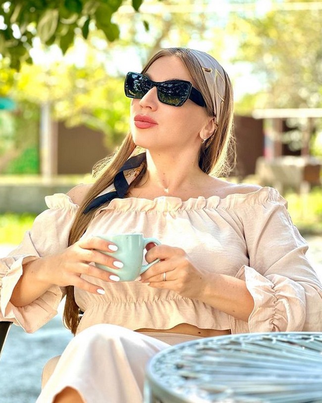 Dalam video yang viral, Inessa terpeleset dan tidak bisa mengendalikan dirinya hingga terjatuh ke bawah pantai. Foto: dok. Instagram @inessa_krasota