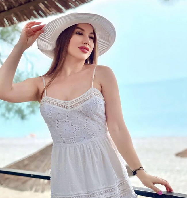 Inessa yang takjub dengan pemandangan indah di Laut Hitam tampaknya ingin mengabadikan momen dirinya. Dia mengambil risiko dengan berdiri atas pembatas besi yang tidak memiliki pegangan. Foto: dok. Instagram @inessa_krasota