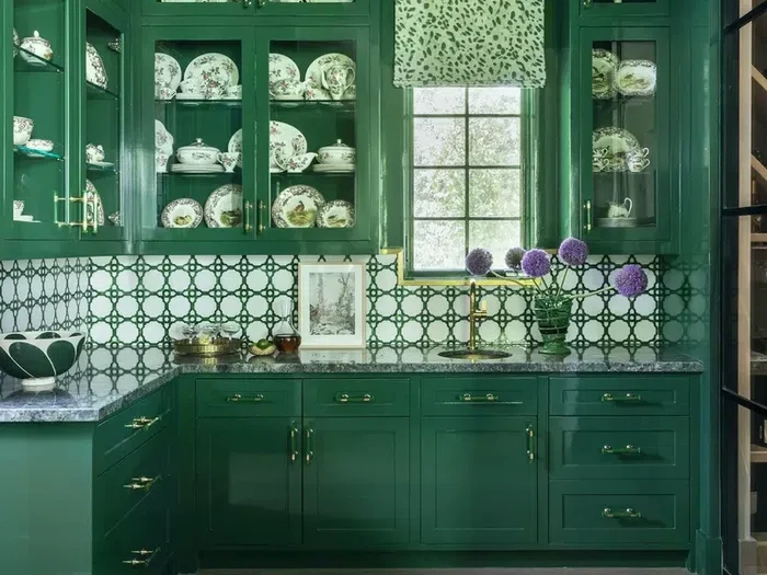 Inspirasi lemari kabinet di dapur yang kecil.