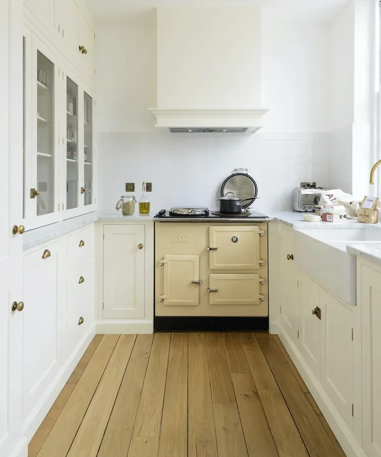 Inspirasi lemari kabinet di dapur yang kecil.