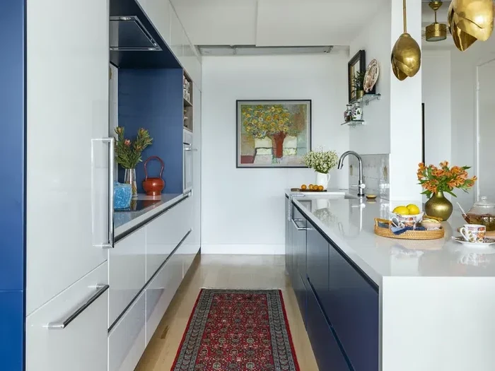 Inspirasi lemari kabinet di dapur yang kecil.