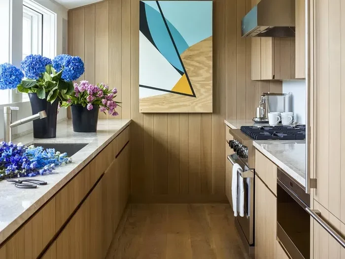 Inspirasi lemari kabinet di dapur yang kecil.