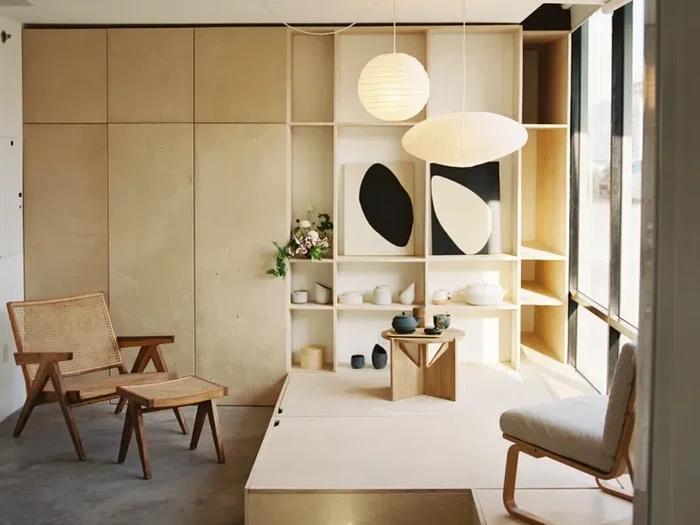 Inspirasi ruang tamu japandi yang minimalis/Owiu Studio via Livingetc Inspirasi ruang tamu japandi yang minimalis.