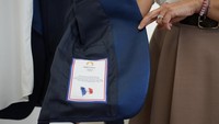 Logo tim Olimpiade dan Paralimpiade akan ditampilkan pada pakaian tersebut, tetapi tidak secara mencolok.