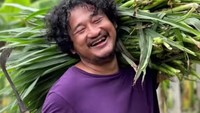 Membantu orang tuanya, Isa Bajaj juga pergi ke ladang. Ia membantu membersihkan rumput liar yang ada di kebun orang tuanya. Foto: Instagram/isa_bajaj