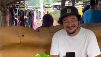 Isa Bajaj punya kebiasaan unik saat pergi ke pasar. Usai selesai belanja sayuran segar, dirinya akan menyempatkan diri menyantap sarapan di warung nasi langganannya. Foto: Instagram/isa_bajaj