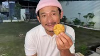 Komedian dari grup Bajaj itu menghabiskan waktu sekadar di warung sederhana. Camilannya  berupa gorengan hangat yang sudah memuaskan baginya. Foto: Instagram/isa_bajaj