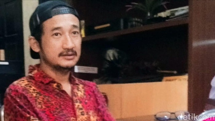 Isa Bajaj saat melaporkan kasus dugaan kekerasan pada anaknya ke Polres Magetan