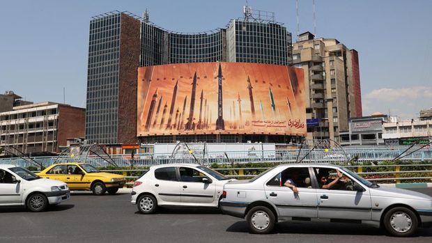 An anti-Israel billboard with a picture of Iranian missiles is seen on a street in Tehran, Iran April 19, 2024. Majid Asgaripour/WANA (West Asia News Agency) via REUTERS ATTENTION EDITORS - THIS IMAGE HAS BEEN SUPPLIED BY A THIRD PARTY.   ATTENTION EDITORS - THIS PICTURE WAS PROVIDED BY A THIRD PARTY.