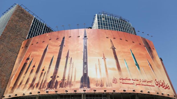 An anti-Israel billboard with a picture of Iranian missiles is seen on a street in Tehran, Iran April 19, 2024. Majid Asgaripour/WANA (West Asia News Agency) via REUTERS ATTENTION EDITORS - THIS IMAGE HAS BEEN SUPPLIED BY A THIRD PARTY.   ATTENTION EDITORS - THIS PICTURE WAS PROVIDED BY A THIRD PARTY.