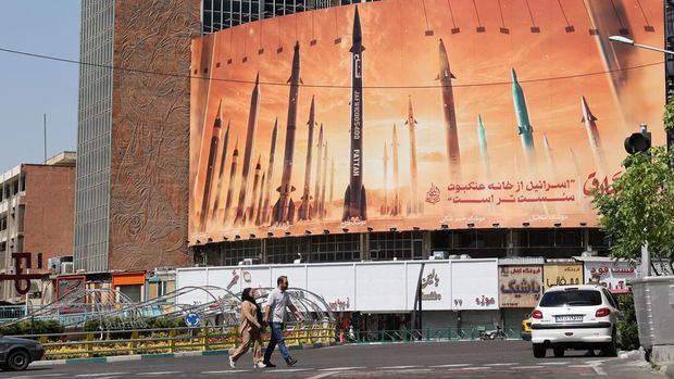 An anti-Israel billboard with a picture of Iranian missiles is seen on a street in Tehran, Iran April 19, 2024. Majid Asgaripour/WANA (West Asia News Agency) via REUTERS ATTENTION EDITORS - THIS IMAGE HAS BEEN SUPPLIED BY A THIRD PARTY.   ATTENTION EDITORS - THIS PICTURE WAS PROVIDED BY A THIRD PARTY.