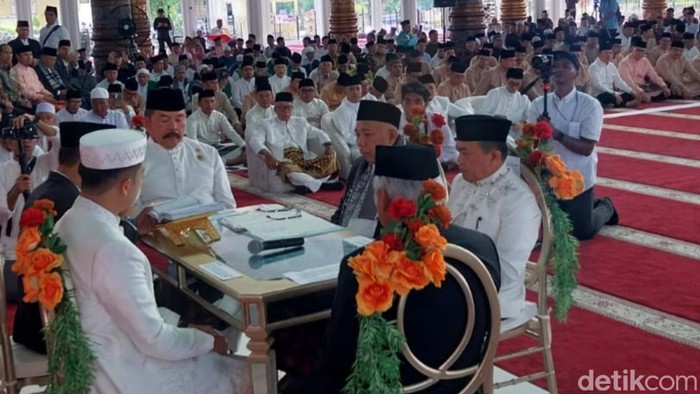 Jaksa Agung ST Burhanuddin dan Menteri PUPR Basuki Hadimuljono yang hadir pun juga menjadi saksi dalam pernikahan anak Al Haris itu.