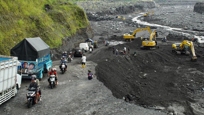 Sejumlah kendaraan terjebak kemacetan ketika antre melintasi jalur alternatif perlintasan Curah Kobokan di Lumajang, Jawa Timur, Jumat (19/4/2024). Antrean tersebut disebabkan jalur Lumajang-Malang melalui Piket Nol ditutup sementara karena terdampak longsor dan pohon tumbang. ANTARA FOTO/Irfan Sumanjaya/aww.