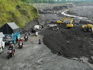 Jalur Piket Nol Lumajang Dibuka Usai Sempat Tertimbun Material Longsor