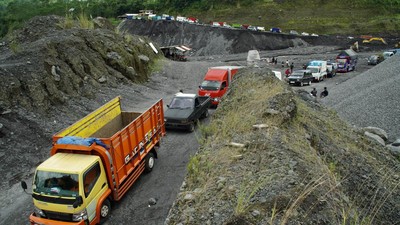 Kendaraan Mengular Akibat Tanah Longsor di Lumajang