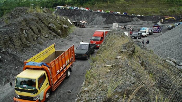 Sejumlah kendaraan terjebak kemacetan ketika antre melintasi jalur alternatif perlintasan Curah Kobokan di Lumajang, Jawa Timur, Jumat (19/4/2024). Antrean tersebut disebabkan jalur Lumajang-Malang melalui Piket Nol ditutup sementara karena terdampak longsor dan pohon tumbang. ANTARA FOTO/Irfan Sumanjaya/aww.