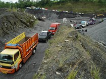 Kendaraan Mengular Akibat Tanah Longsor di Lumajang