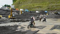 Hal itu imbas dari tanah longsor yang terjadi di jalur tersebut pada Kamis (18/4) malam dan adanya pohon yang tumbang.