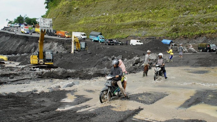 Sejumlah kendaraan terjebak kemacetan ketika antre melintasi jalur alternatif perlintasan Curah Kobokan di Lumajang, Jawa Timur, Jumat (19/4/2024). Antrean tersebut disebabkan jalur Lumajang-Malang melalui Piket Nol ditutup sementara karena terdampak longsor dan pohon tumbang. ANTARA FOTO/Irfan Sumanjaya/aww.