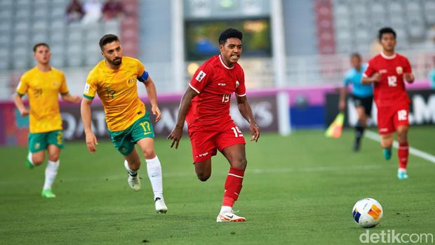 Jeam Kelly Sroyer bermain saat melawan Australia di Piala Asia U-23 2024.