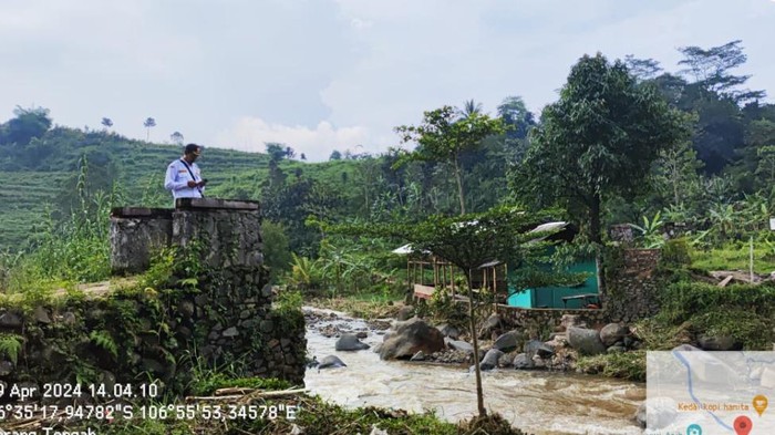 Luapan Kali Ciherang Menumbangkan Dua Jembatan di Babakan Madang, Bogor