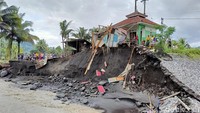 Sejumlah bangunan disekitar lokasi Jembatan Gondosuro terlihat rusak.