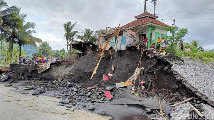 Jembatan Gondosuro Lumajang rusak diterjang banjir bandang