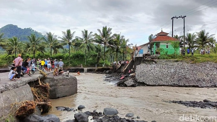 5 Jembatan di Lumajang Putus Diterjang Banjir Lahar Dingin Semeru