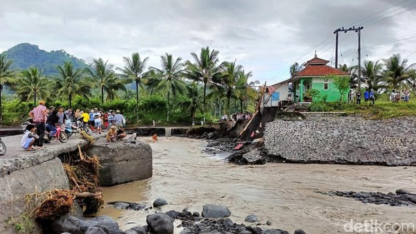 Jembatan Gondosuro Lumajang Terputus Diterjang Banjir Lahar Dingin