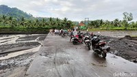 Jembatan Gondosuro merupakan akses dua desa yakni Desa Gondosuro dan Desa Bades.