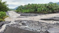 Hujan deras sejak pukul 16.00 WIB hingga dini hari di wilayah Lumajang menyebabkan terjadin banjir lahar dingin Semeru.