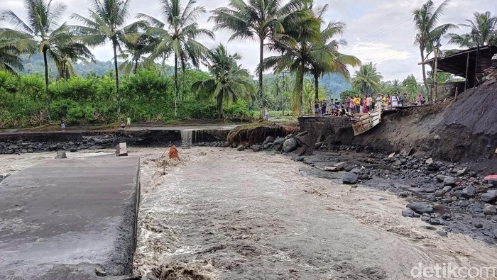 Jembatan Gondosuro Lumajang rusak diterjang banjir bandang Jembatan Gondosuro Lumajang rusak diterjang banjir bandang