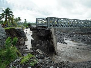 Jembatan Putus Akibat Diterjang Banjir Lahar Semeru, Dua Orang Tewas
