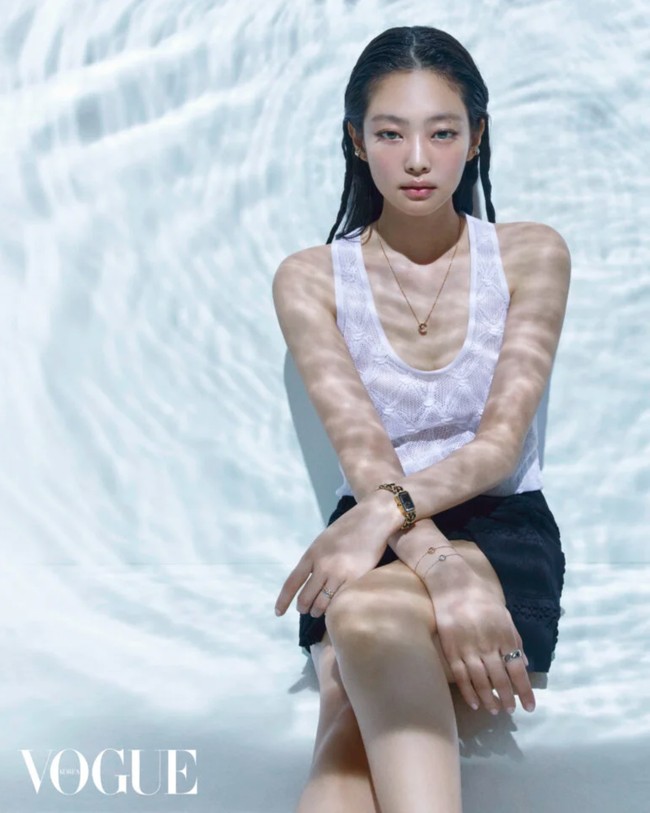 Beberapa cincin yang dikenakannya berkisar Rp 48 juta hingga Rp 151 juta. Sedangkan cincin Jennie BLACKPINK paling mahal dapat mencapai Rp 64 juta. Foto: dok. Vogue Korea