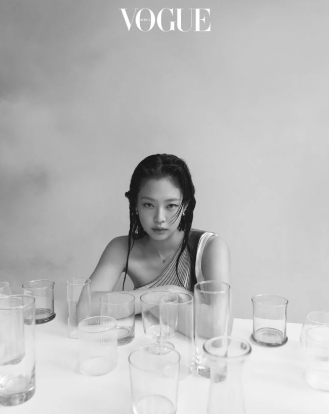 Ada pula penampilan seksi Jennie BLACKPINK duduk di atas meja makan memakai atasan satin seharga Rp 115 juta. Foto: dok. Vogue Korea