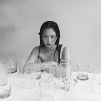 Ada pula penampilan seksi Jennie BLACKPINK duduk di atas meja makan memakai atasan satin seharga Rp 115 juta. Foto: dok. Vogue Korea