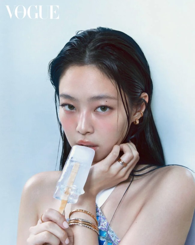 Selama pemotretan, Jennie BLACKPINK memakai gelang emas Coco Chanel dengan kisaran harga Rp 75 juta hingga Rp 223 juta. Foto: dok. Vogue Korea
