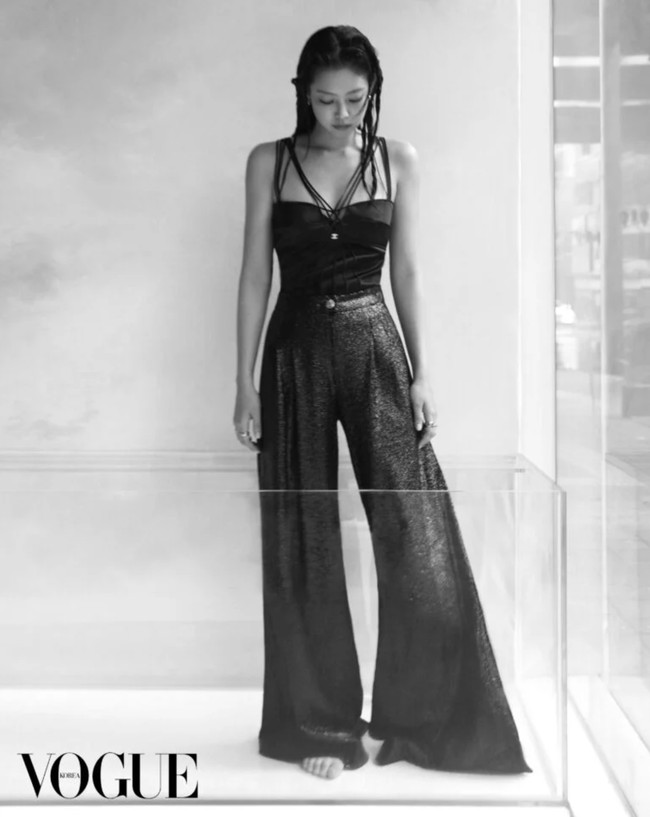 Tampil serba Chanel. Jennie memakai atasan satin hitam seharga Rp 69 juta dan jersey pants tak kalah mahal seharga Rp 95 juta dalam foto bernuansa hitam putih ini. Foto: dok. Vogue Korea