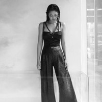Tampil serba Chanel. Jennie memakai atasan satin hitam seharga Rp 69 juta dan jersey pants tak kalah mahal seharga Rp 95 juta dalam foto bernuansa hitam putih ini. Foto: dok. Vogue Korea