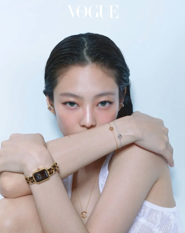 Pelantun ‘One of the Girls’ itu terpilih sebagai model untuk koleksi jam tangan mewah terbaru Coco Chanel, Première. Foto: dok. Vogue Korea