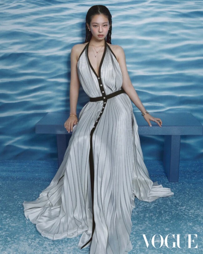 Rambut basah Jennie BLACKPINK menambah kesan seksi. Dalam salah satu foto, dia memakai gaun satin koleksi Chanel yang harganya mencapai Rp 549 juta. Foto: dok. Vogue Korea