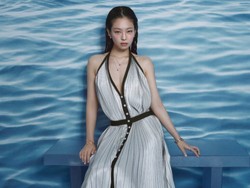 8 Gaya Seksi Jennie BLACKPINK dalam Pemotretan Chanel, Pakai Gaun Rp 549 Juta