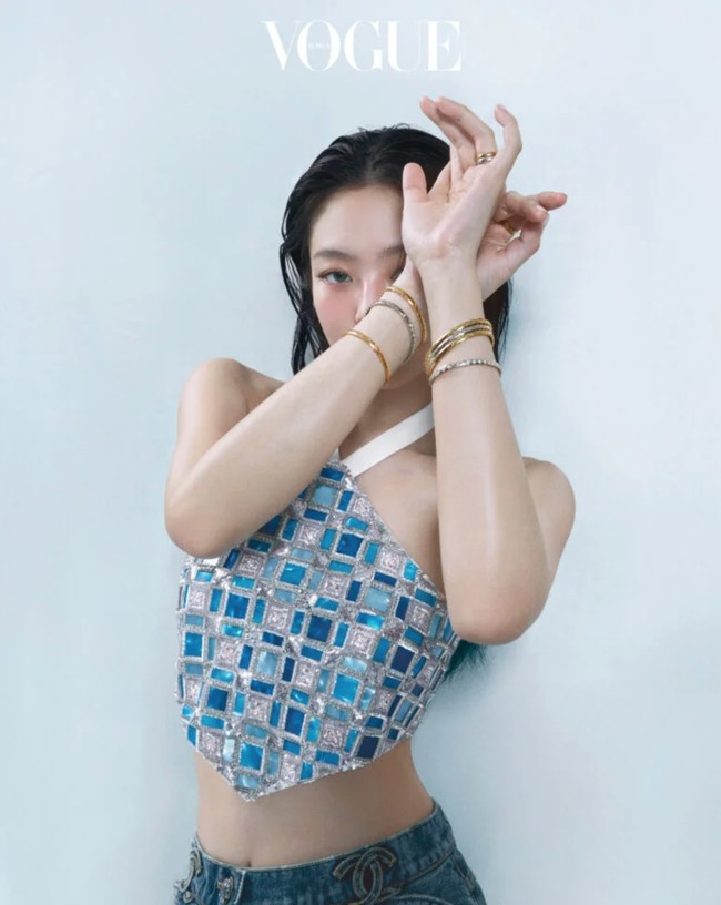 Dalam foto lain, Jennie menampilkan pesonanya dalam balutan halter crop top berwarna biru Chanel seharga Rp 314 juta. Foto: dok. Vogue Korea