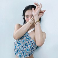 Dalam foto lain, Jennie menampilkan pesonanya dalam balutan halter crop top berwarna biru Chanel seharga Rp 314 juta. Foto: dok. Vogue Korea