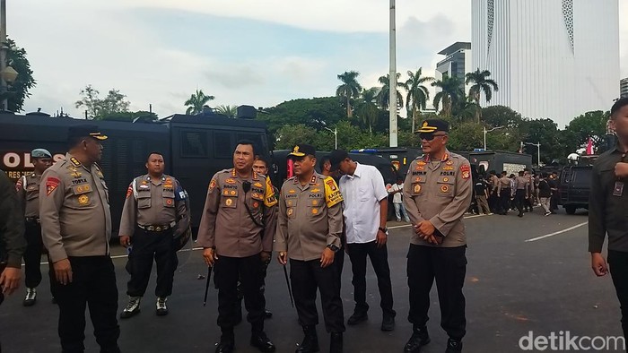 Kapolda Metro Jaya Awasi Langsung Unjuk Rasa Massa di Patung Kuda Setelah Kerusuhan