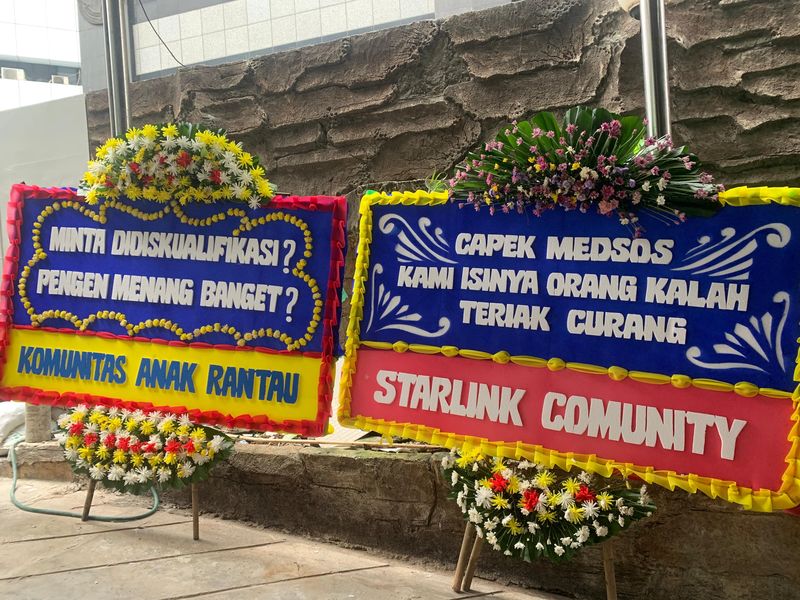 Karangan bunga berjejer di MK (Mulia/detikcom)
