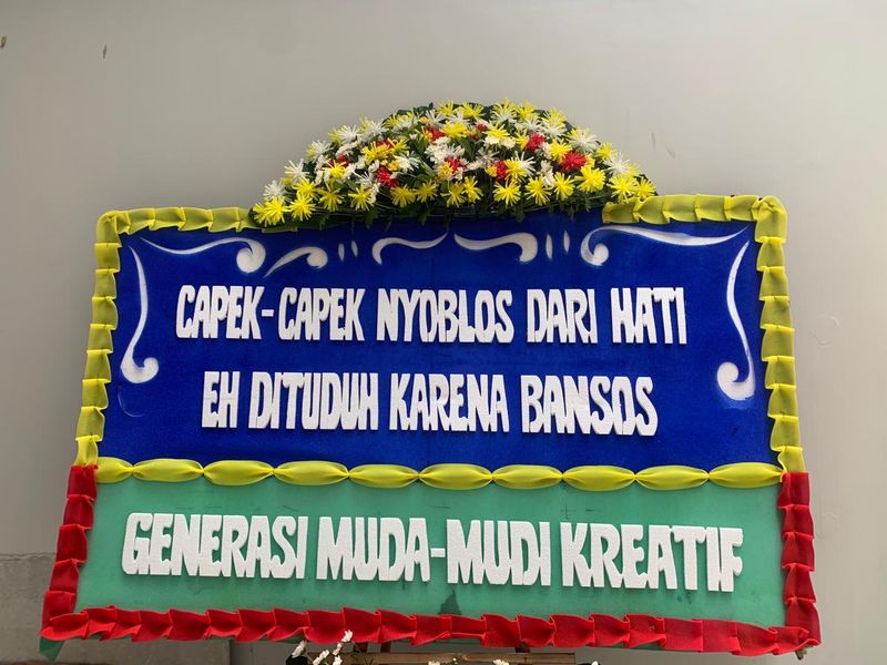 Karangan bunga berjejer di MK (Mulia/detikcom)