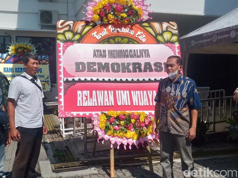 Karangan bunga di KPU Klaten dari para relawan pendukung caleg PDIP Klaten, Jumat (19/4/2024).